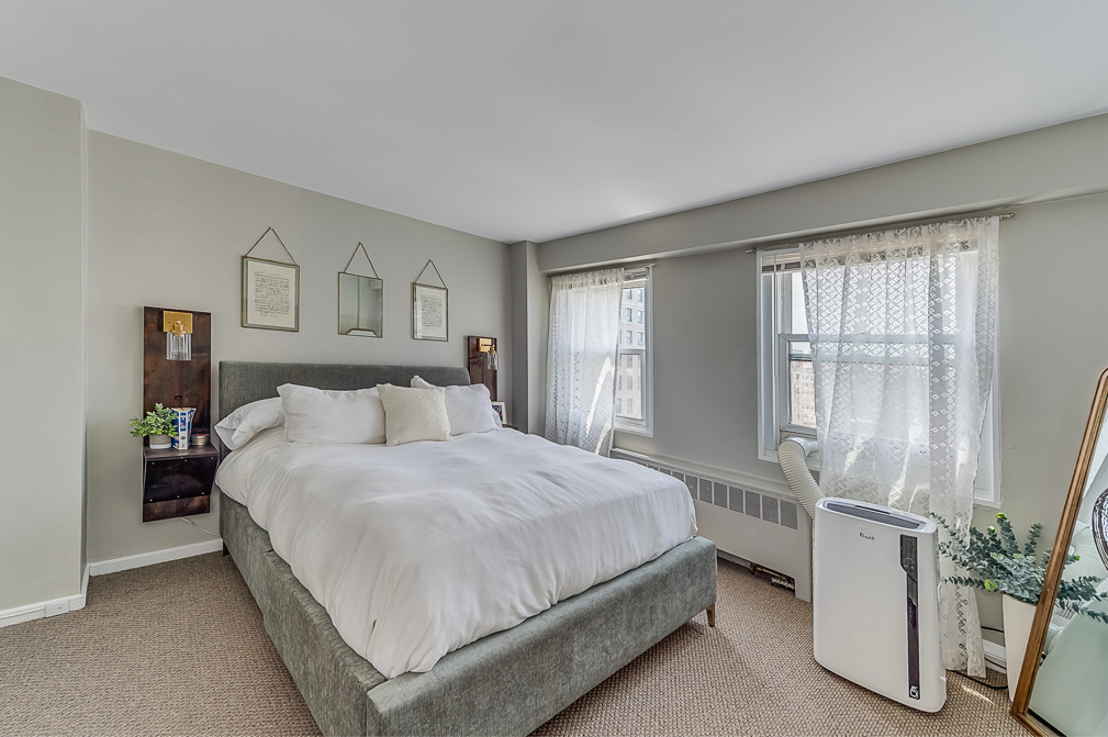 2909 North Sheridan Road, Unit 1012 Chicago, IL 60657 - Photo 7 of 9 a bedroom with a bed and a window