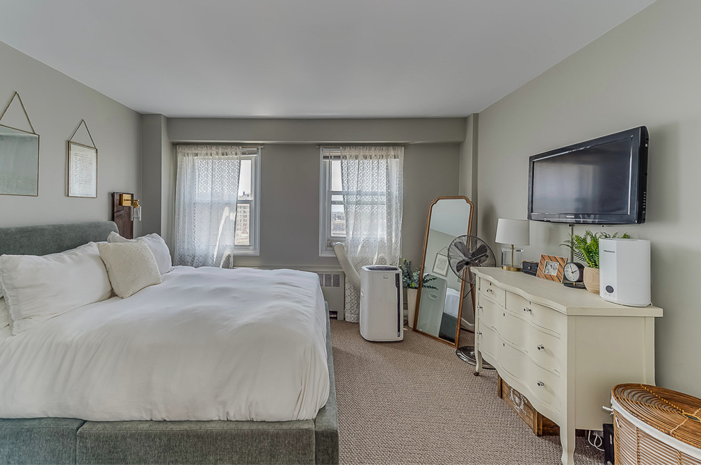 2909 North Sheridan Road, Unit 1012 Chicago, IL 60657 - Photo 8 of 9 a bedroom with a bed and a flat screen tv