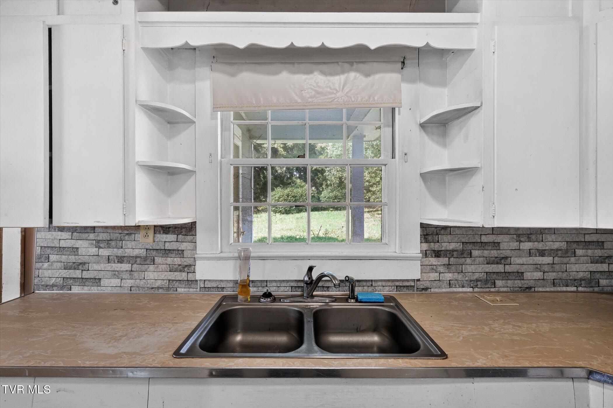 113 Ell Street Greeneville, TN 37743 - Photo 16 of 35 12-113-Ell-St-WindowStill-Photography