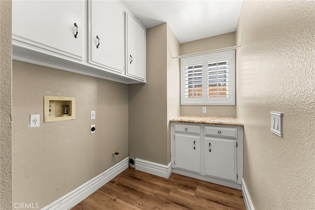 16825 Winterbrook Circle Riverside, CA 92503 - Photo 35 of 42 a view of cabinets and window