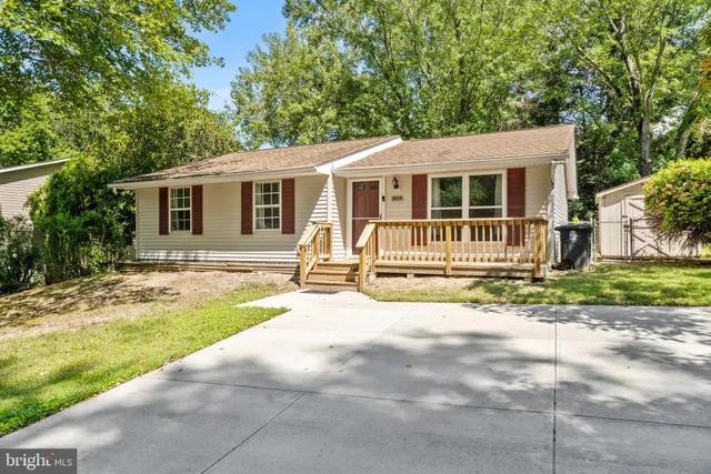 a view of a house with backyard and trees