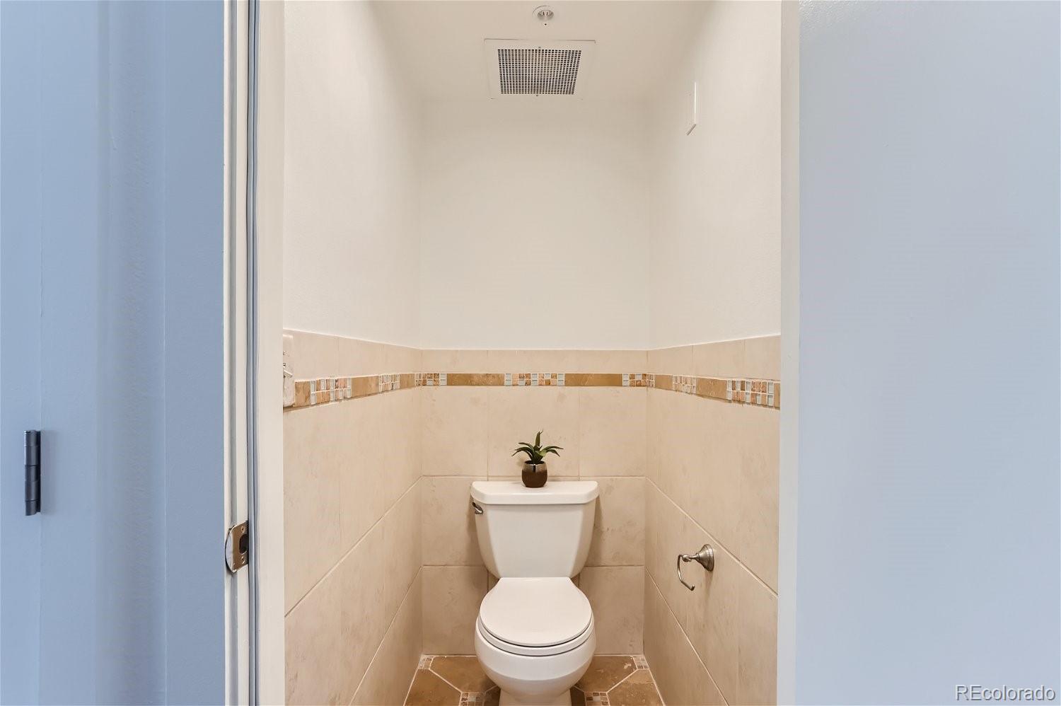 4645 Broadway, Unit B8 Boulder, CO 80304 - Photo 22 of 39 a bathroom with a toilet