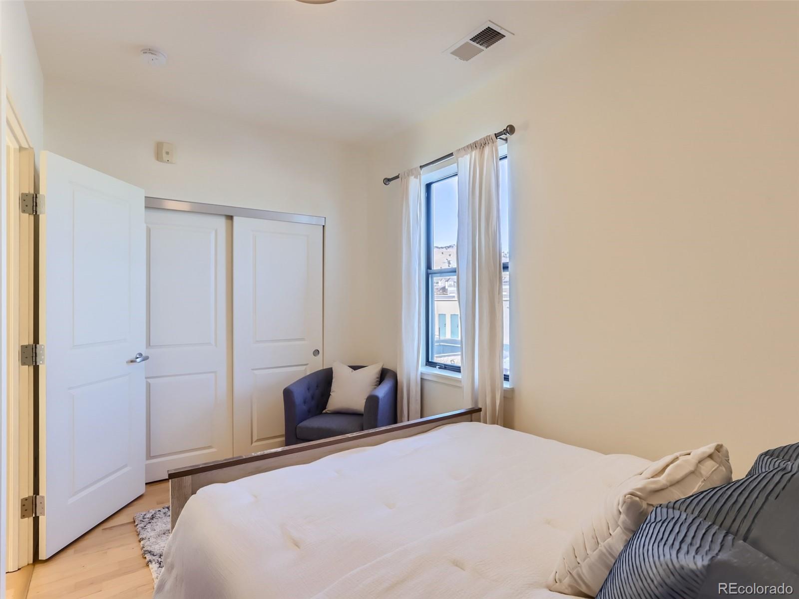 4645 Broadway, Unit B8 Boulder, CO 80304 - Photo 9 of 39 a bedroom with a bed and a window