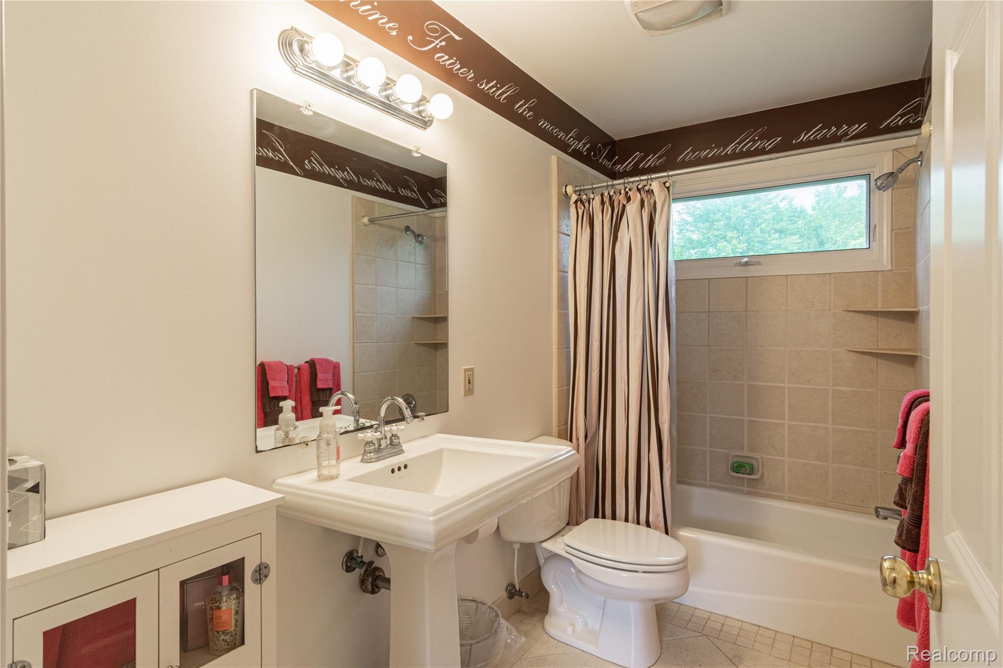 1481 Sackner Road Fenton, MI 48430 - Photo 23 of 41 Interiors (27 of 56).jpg