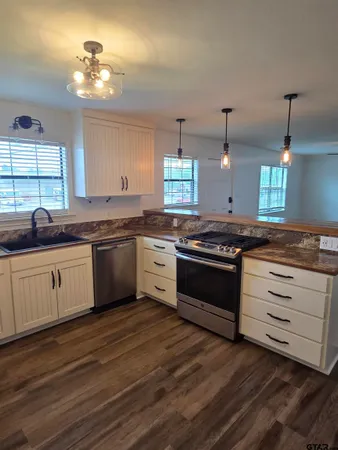 $1,400 | 206 Cooper Street, Lindale, TX 75771