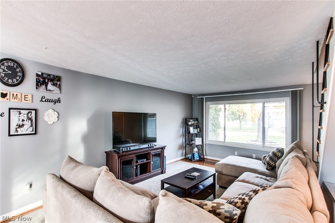 4928 Fairlawn Road Cleveland, OH 44124 - Photo 5 of 29 Terrific natural light!