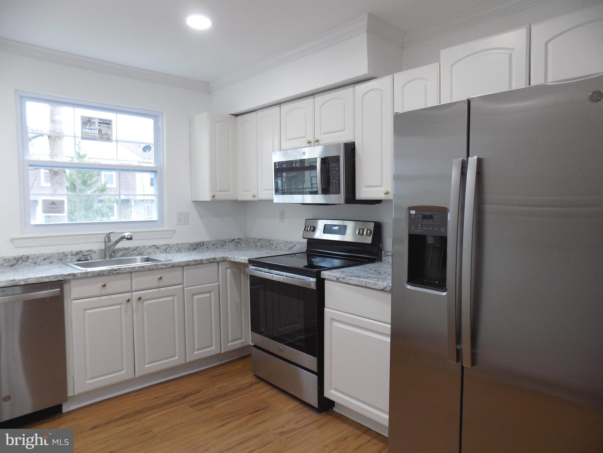 10598 Reed's Landing Circle Burke, VA 22015 - Photo 2 of 14 All new appliances