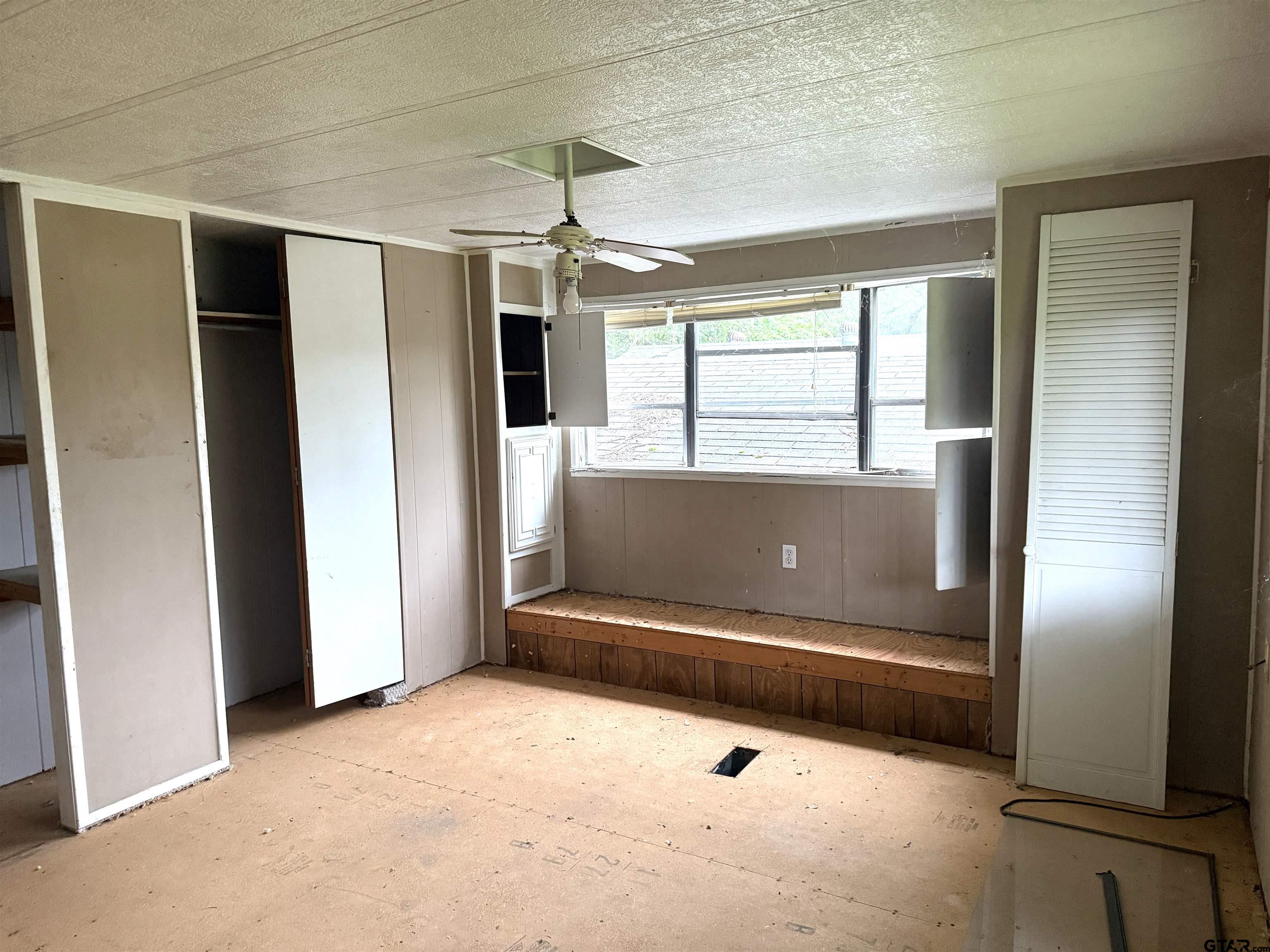 4604 Skyline Drive Chandler, TX 75758 - Photo 10 of 17 a view of room with window and refrigerator