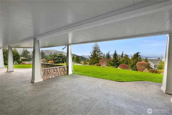 a view of a house with backyard and porch
