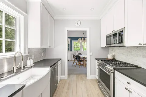 $3,750,000 | 61 Dayton Lane, East Hampton, NY 11937