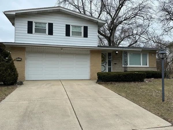 $341,500 | 821 West Manor Court, Glenwood, IL 60425