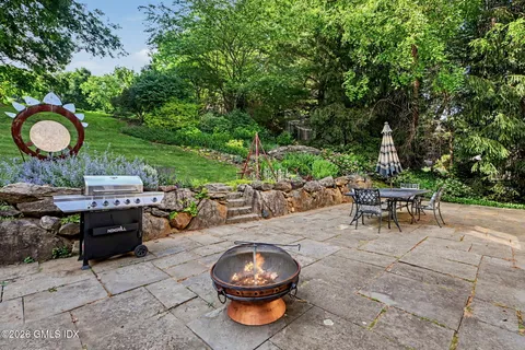 $1,895,000 | 39 Glenville Street, Greenwich, CT 06831