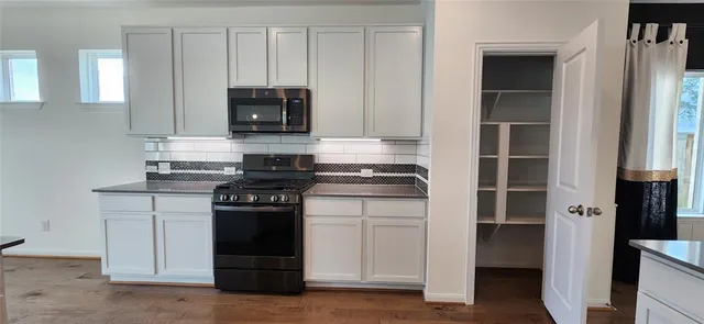 $2,500 | 201 Water Grass Trail, Clute, TX 77531