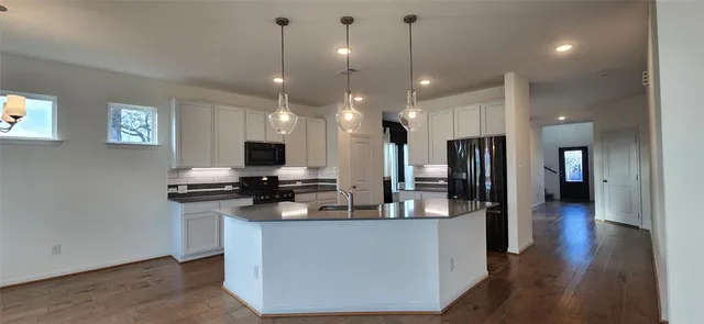 $2,500 | 201 Water Grass Trail, Clute, TX 77531