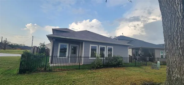 $2,550 | 201 Water Grass Trail, Clute, TX 77531