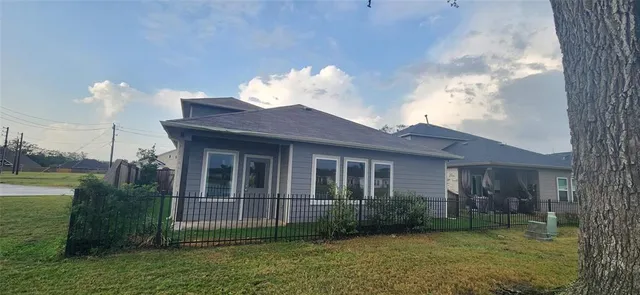 $2,500 | 201 Water Grass Trail, Clute, TX 77531