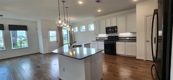 $2,550 | 201 Water Grass Trail, Clute, TX 77531