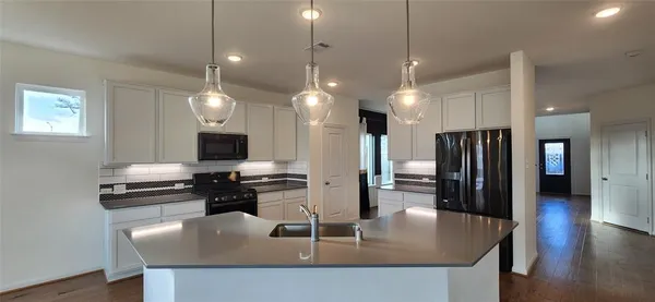 $2,550 | 201 Water Grass Trail, Clute, TX 77531