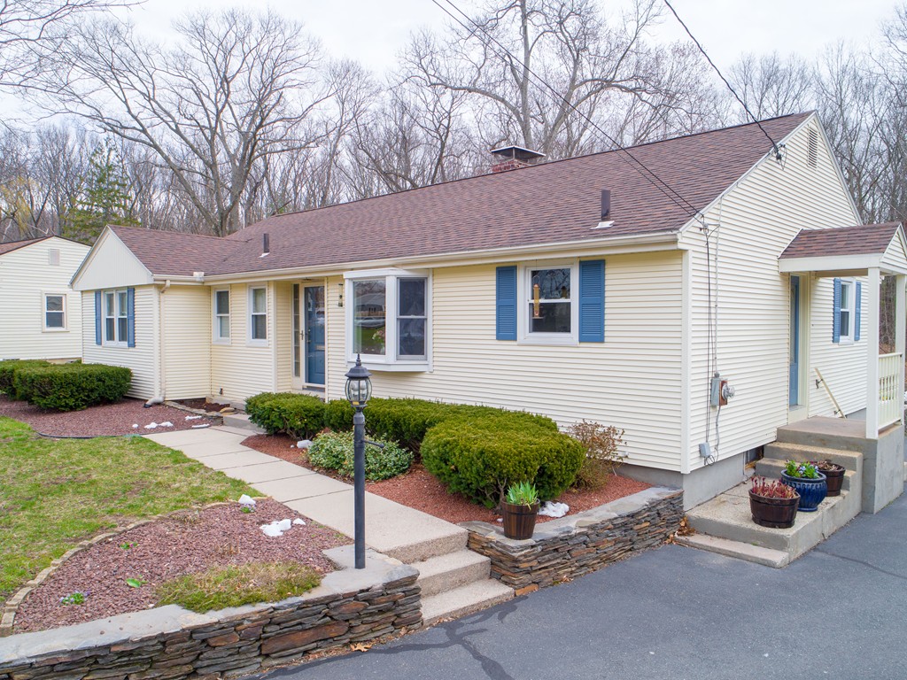 79 Robinson Road West Springfield, MA 01089 - Photo 2 of 26 Gallery Image 2