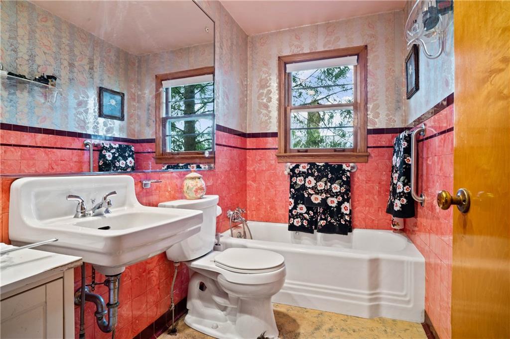 679 Mt Jackson Road New Castle, PA 16102 - Photo 11 of 14 a bathroom with a sink a toilet and a bathtub
