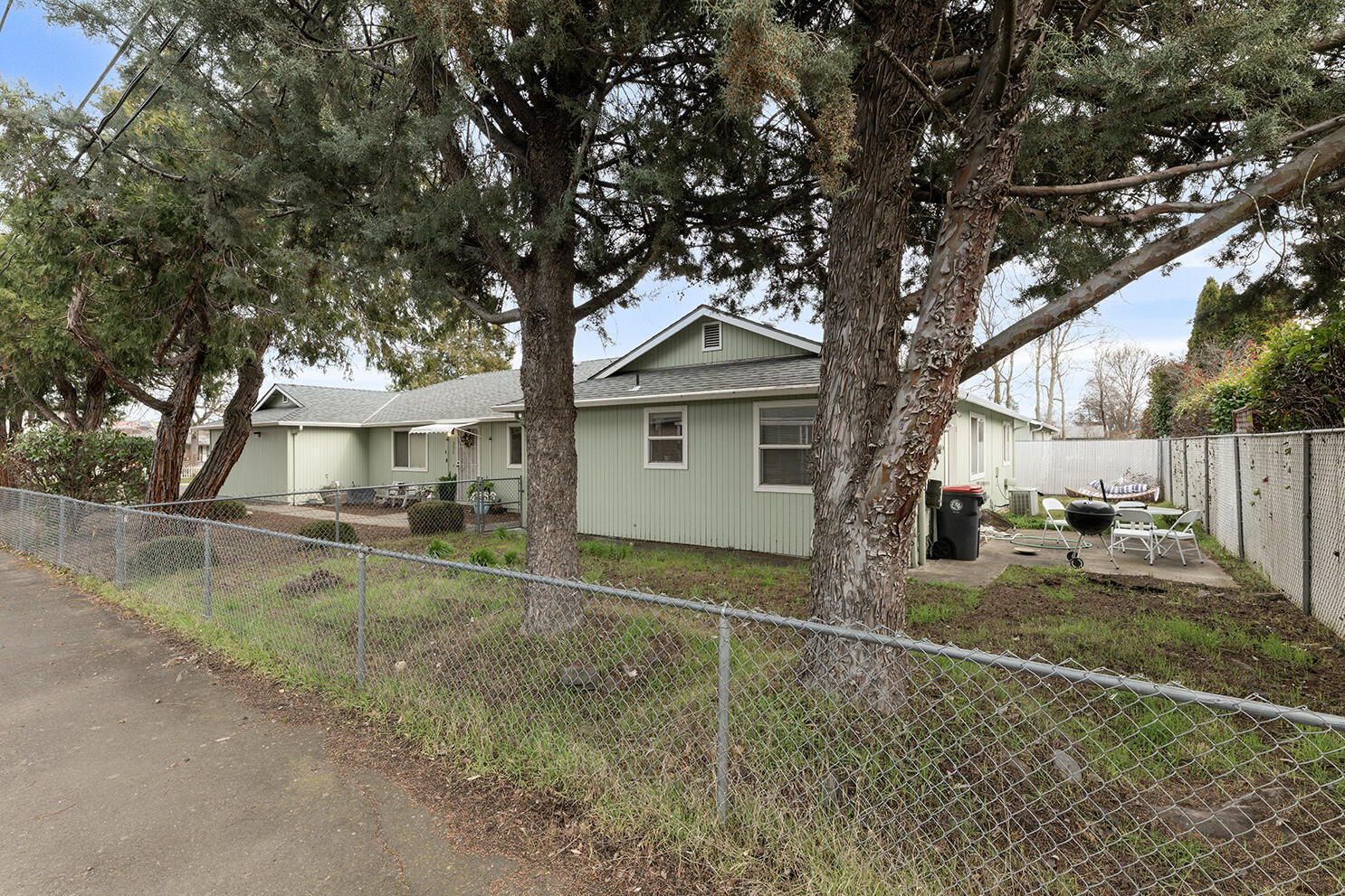 331 North 8th Street Central Point, OR 97502 - Photo 2 of 27 DSC_4657