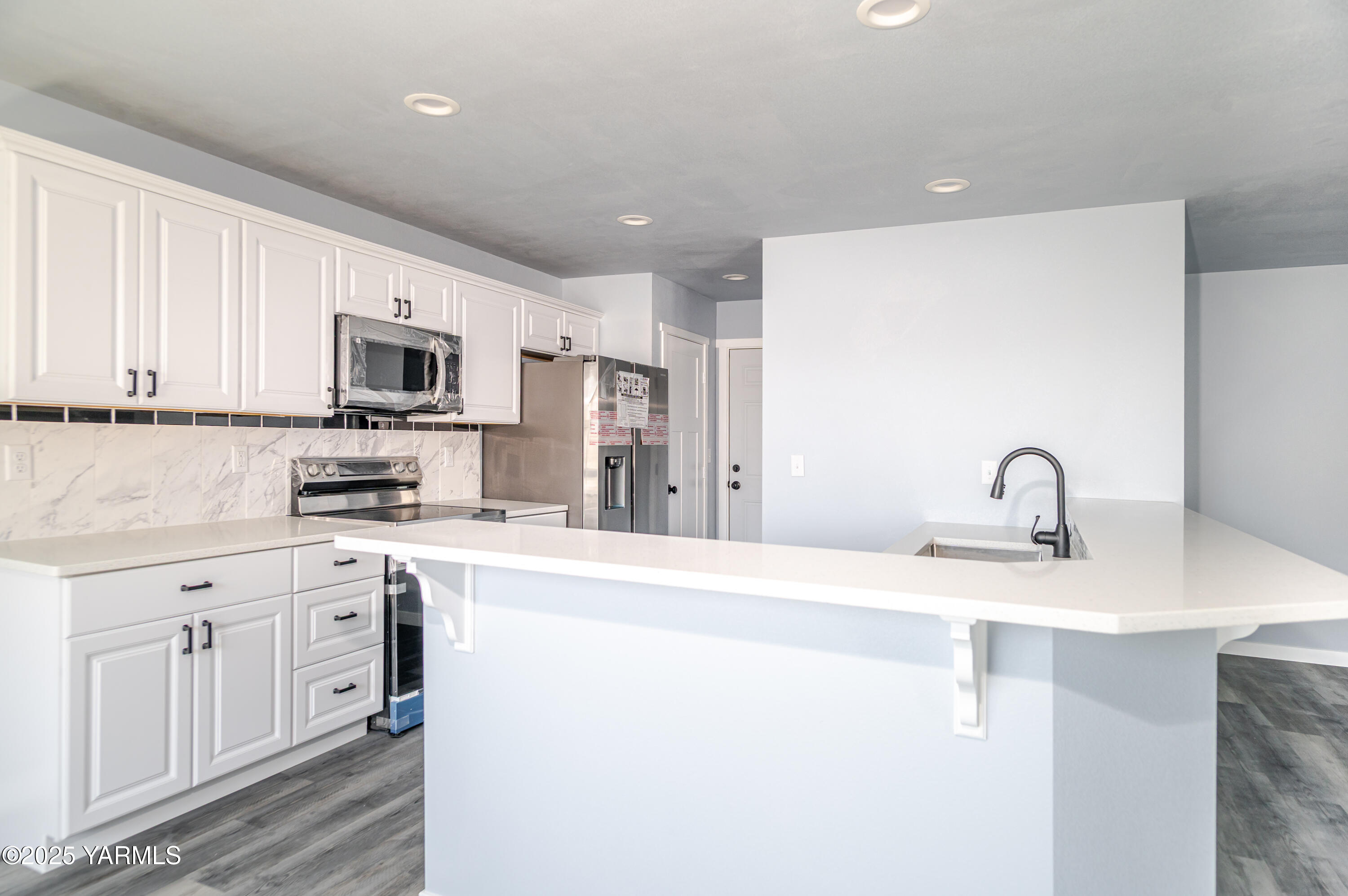213 3rd Street East Granger, WA 98932 - Photo 4 of 12 a kitchen with appliances a sink and cabinets