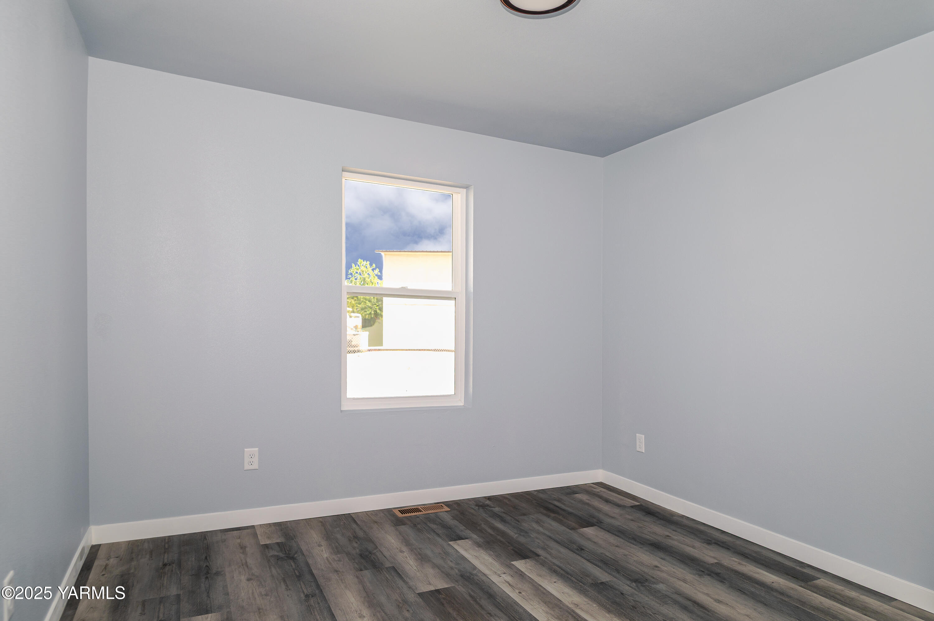213 3rd Street East Granger, WA 98932 - Photo 9 of 12 an empty room with a window
