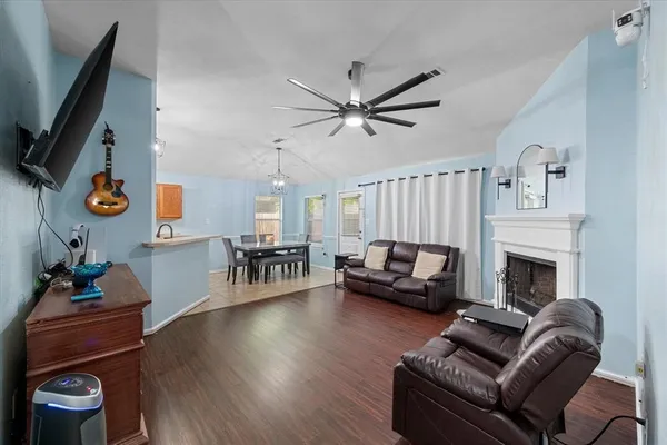 $299,999 | 713 Green Acres Lane, Midlothian, TX 76065
