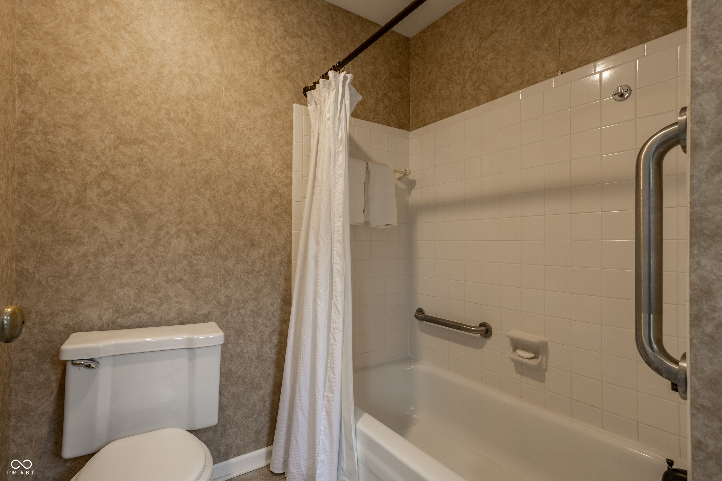 8805 Sawleaf Road Indianapolis, IN 46260 - Photo 19 of 35 Gallery Image 19