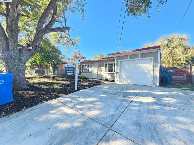 a view of a back yard of the house