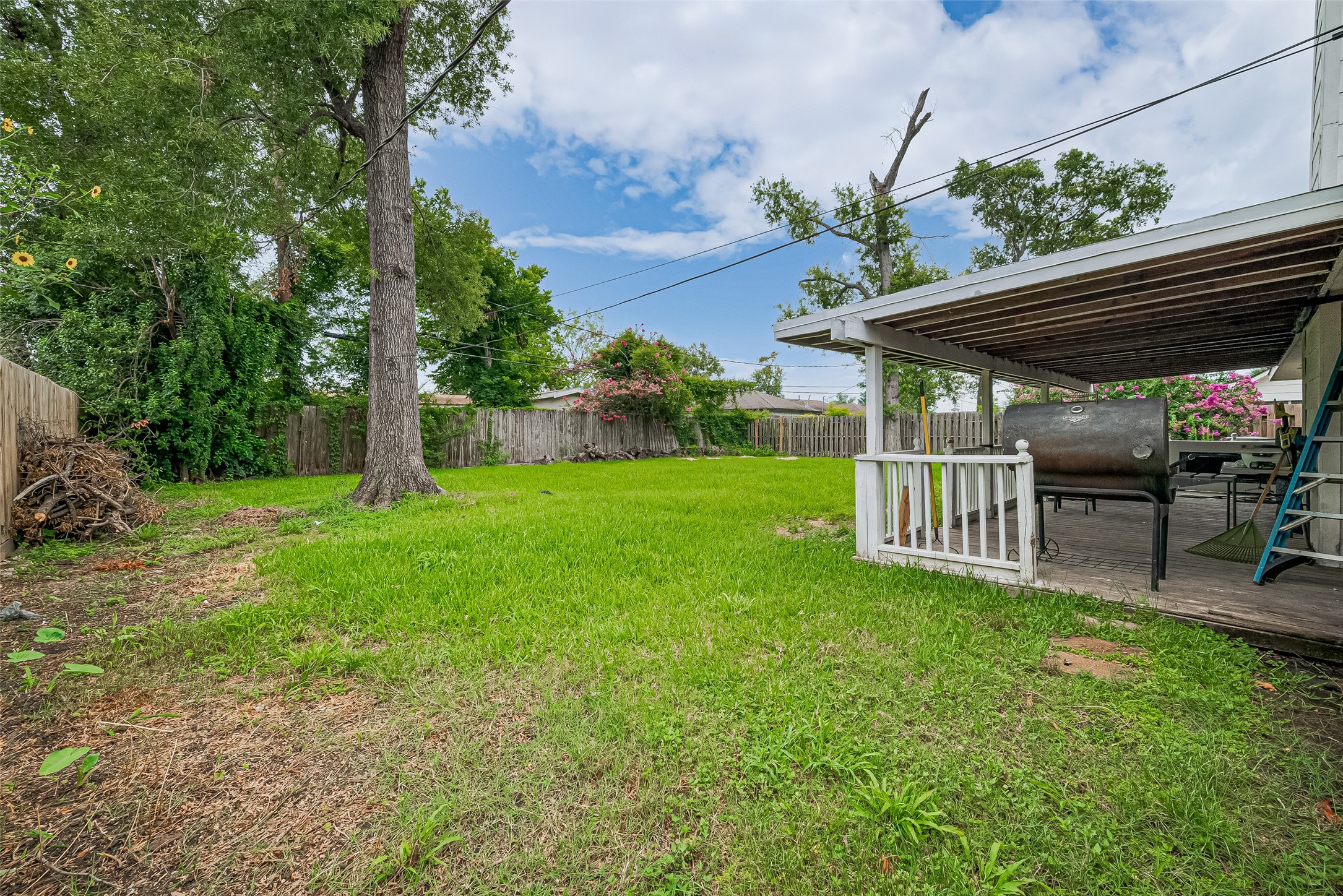 13351 Oak Leaf Lane Houston, TX 77015 - Photo 23 of 27 a view of a house with backyard and sitting area