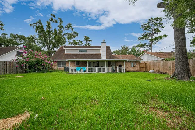 a view of an house with backyard and a garden