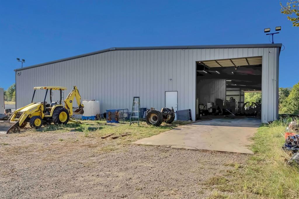 2522 Highway 287 Decatur, TX 76234 - Photo 6 of 25 a view of a garage
