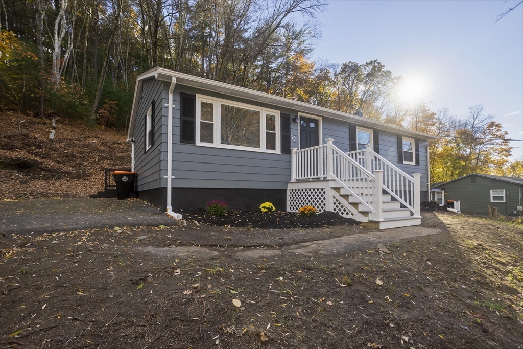 a view of a house with a yard