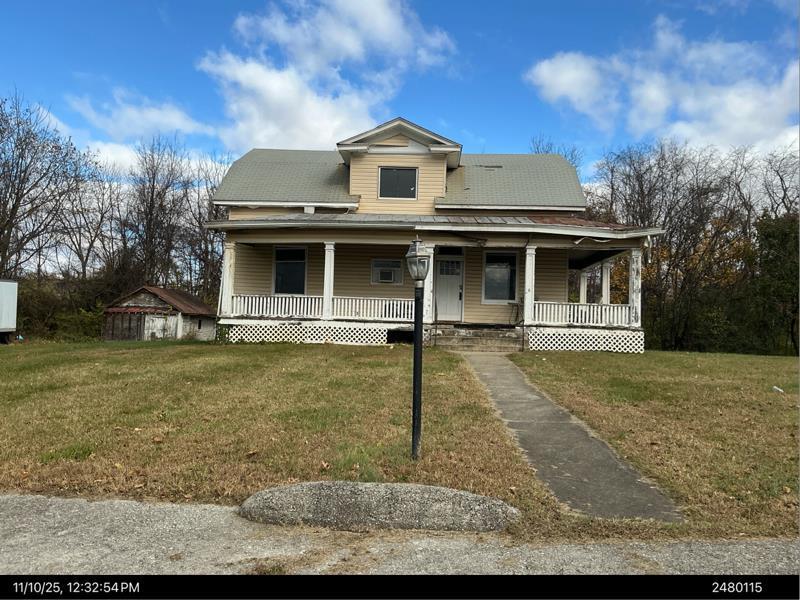 2905 Cove Road Roanoke, VA 24017 - Photo 2 of 2 a front view of a house with garden