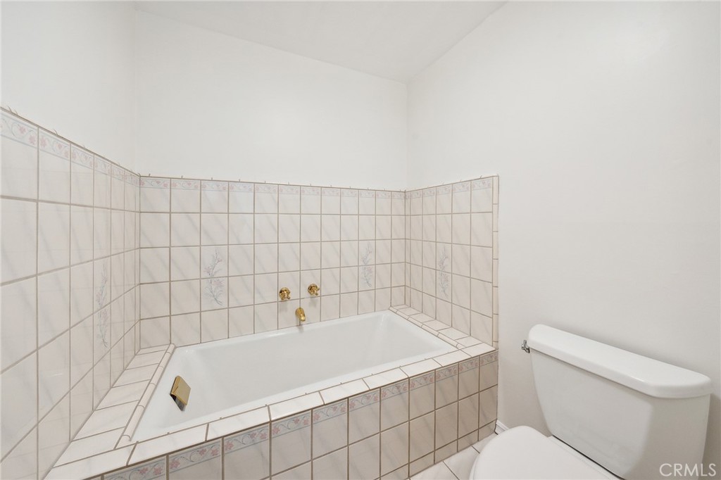 845 Sonoma Drive Lake Arrowhead, CA 92352 - Photo 21 of 49 a bathroom with a bathtub and toilet