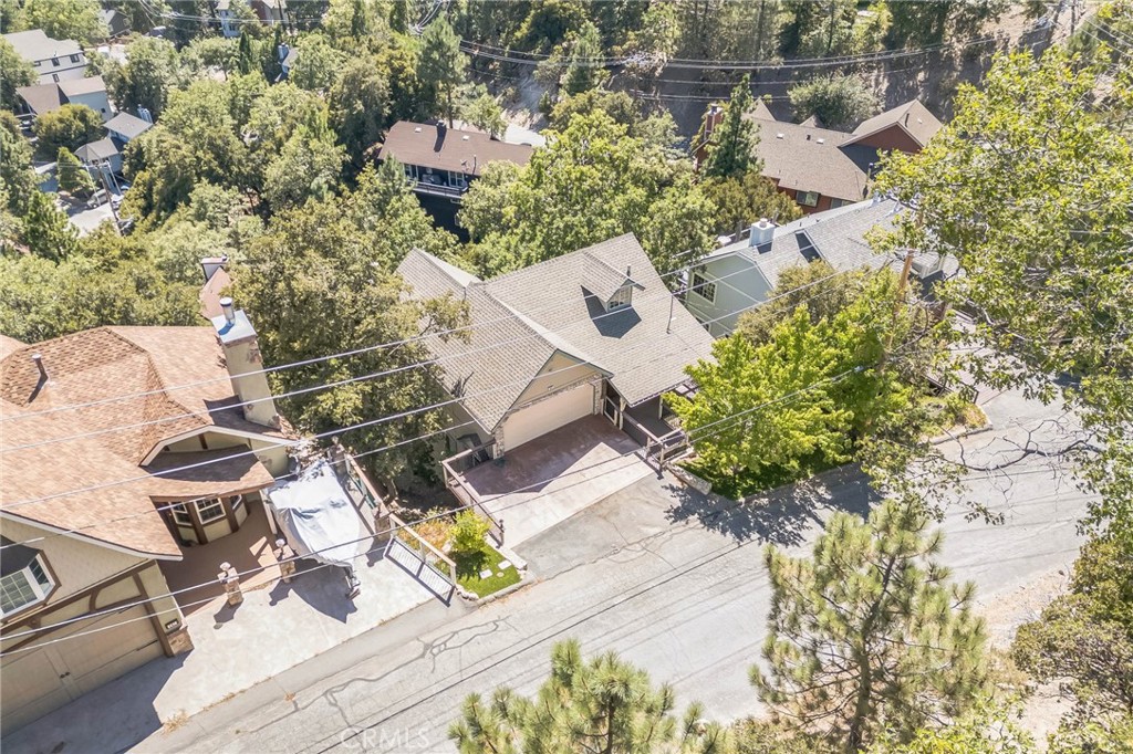 845 Sonoma Drive Lake Arrowhead, CA 92352 - Photo 43 of 49 an aerial view of house with yard