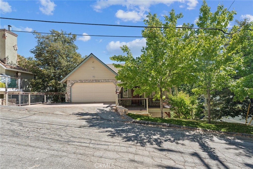 845 Sonoma Drive Lake Arrowhead, CA 92352 - Photo 49 of 49 a backyard of a house with lots of green space