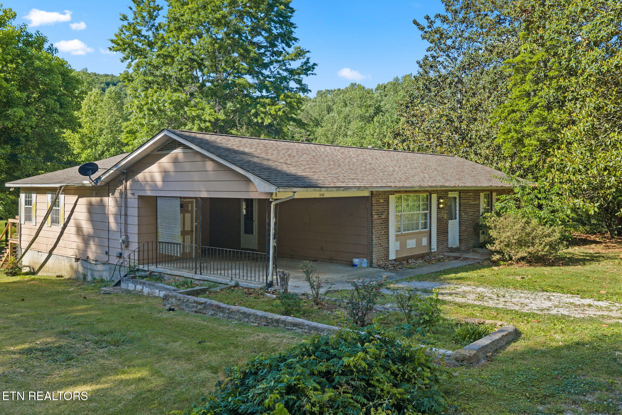 369 Back Valley Road Oliver Springs, TN 37840 - Photo 3 of 27 22-web-or-mls-369 Back Valley--15