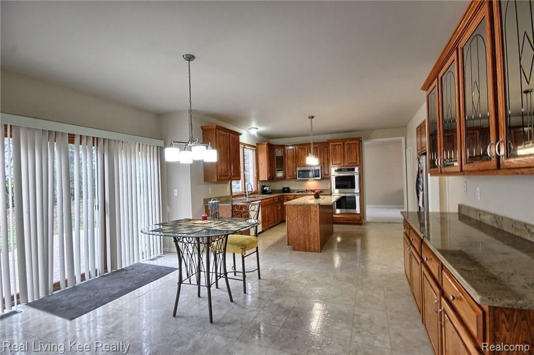 508 Springview Drive Rochester, MI 48307 - Photo 7 of 33 Kitchen_And_Breakfast_Nook.jpg