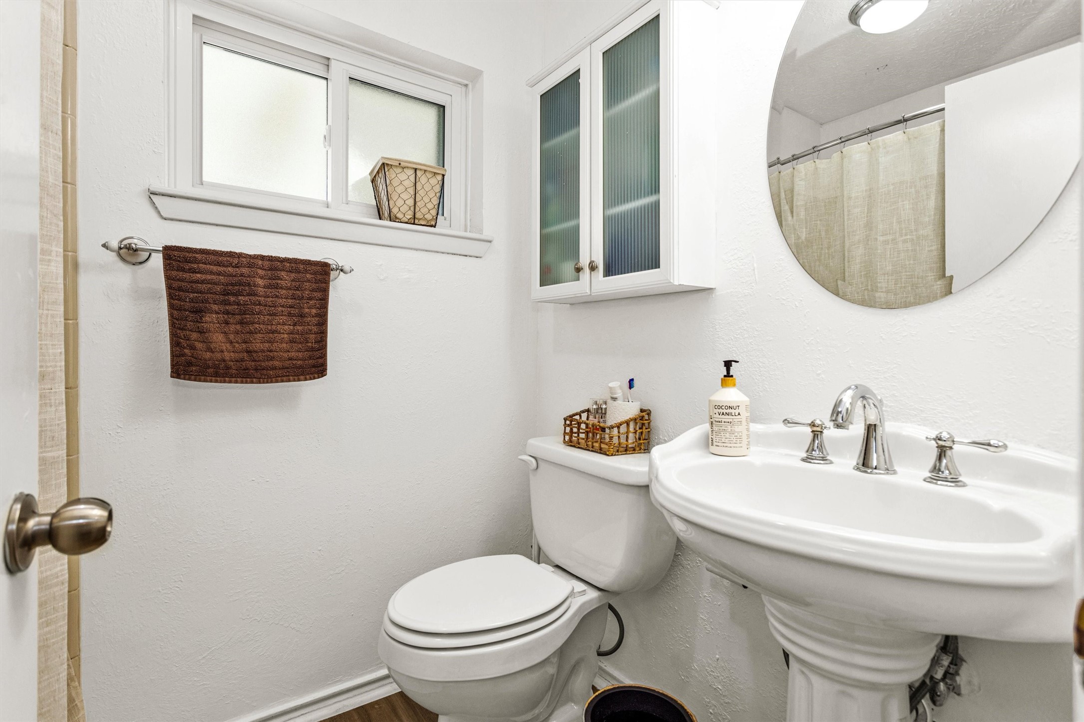 8422 Oakhaven Road La Porte, TX 77571 - Photo 29 of 46 Full bathroom with updated fixtures and shower/tub combination.
