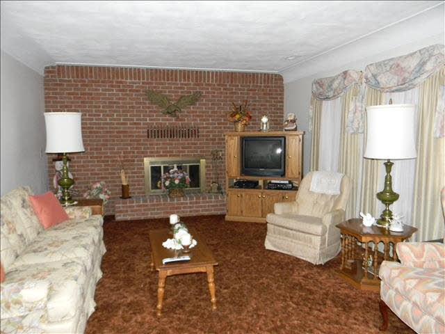 3757 West Erie Road Temperance, MI 48182 - Photo 3 of 12 Living Room
