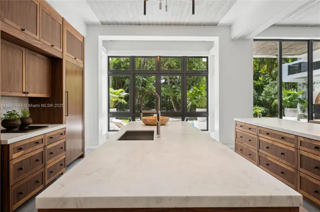 a view of a house with backyard