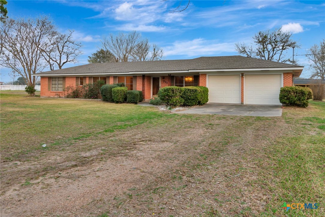 711 Northgate Road Victoria, TX 77904 - Photo 2 of 37 a front view of a house with a yard