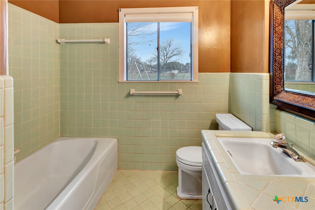 711 Northgate Road Victoria, TX 77904 - Photo 22 of 37 a bathroom with a sink a toilet and bathtub