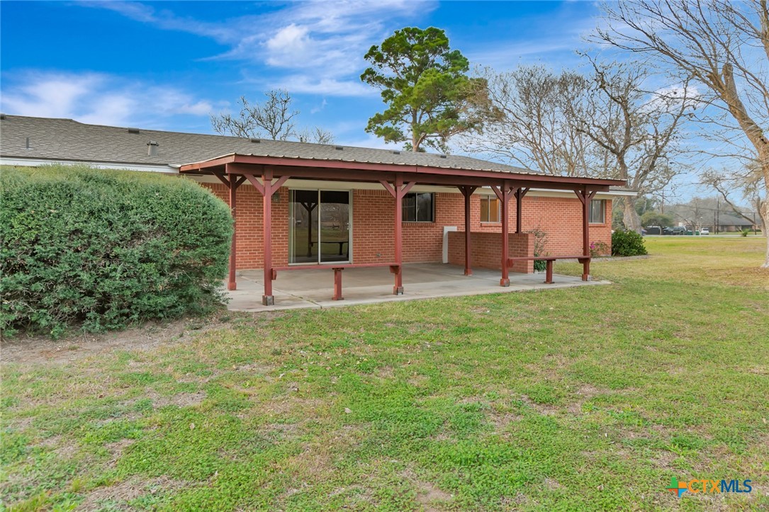 711 Northgate Road Victoria, TX 77904 - Photo 29 of 37 front view of a house with a yard