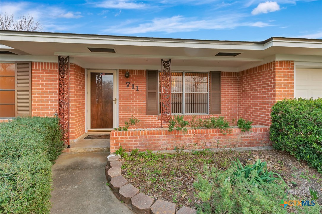 711 Northgate Road Victoria, TX 77904 - Photo 3 of 37 front view of a house