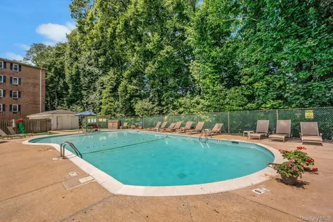 $260,000 | 2 Consulate Drive, Unit 3B, Tuckahoe, NY 10707