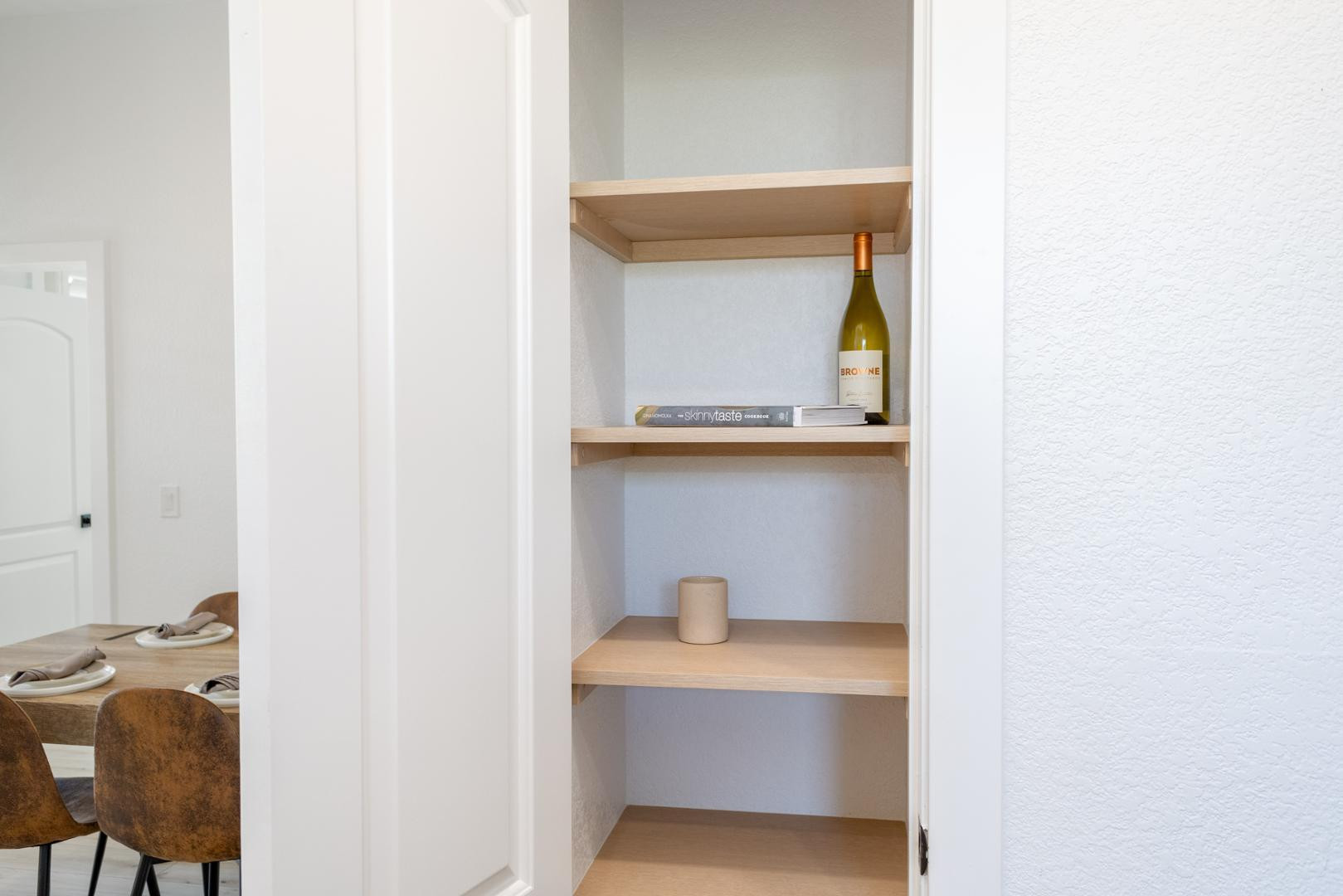 7027 North Scottsdale Road, Unit 225 Scottsdale, AZ 85253 - Photo 22 of 48 a living room with a bench and cabinets