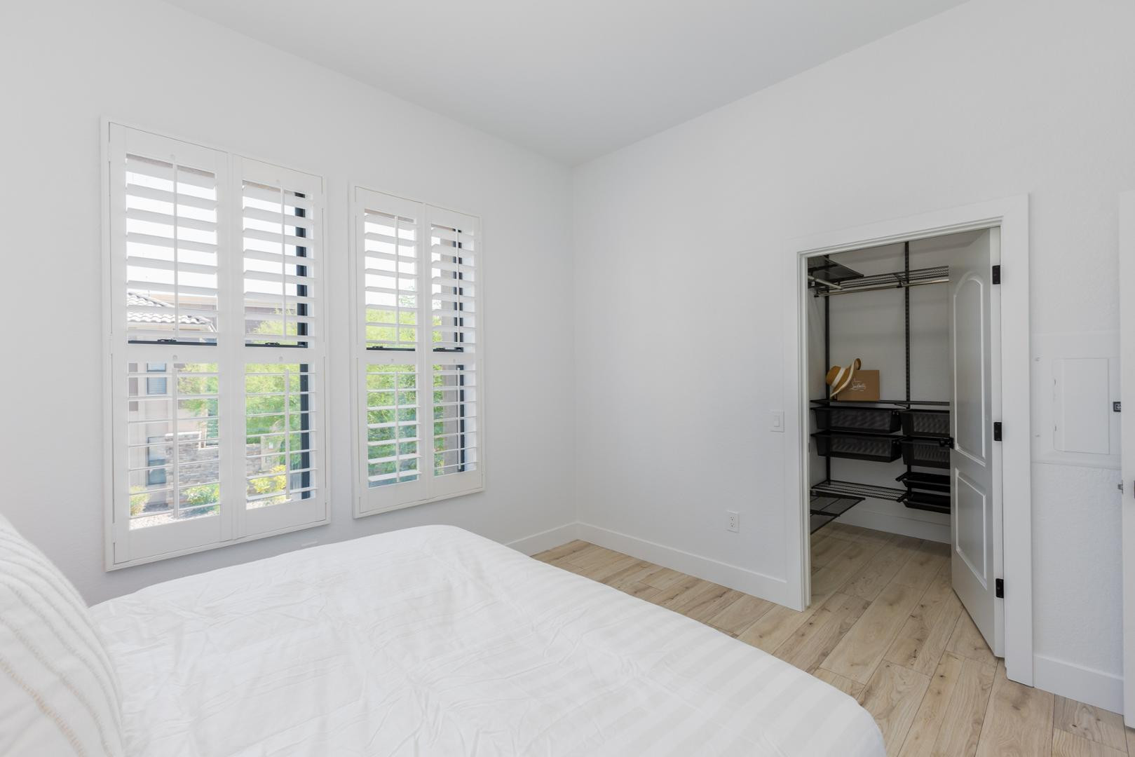 7027 North Scottsdale Road, Unit 225 Scottsdale, AZ 85253 - Photo 26 of 48 a bedroom with a bed and a window